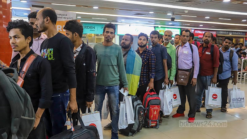 ঢাকার শাহজালাল আন্তর্জাতিক বিমানবন্দরে শুক্রবার সুদান ফেরত ২৬২ বাংলাদেশি। বিমান বাংলাদেশ এয়ারলাইন্সের ফ্লাইটে শুক্রবার তারা সুদান থেকে সৌদি আরবে&amp;nbsp;হয়ে ঢাকায় আসেন। ছবি: আসিফ মাহমুদ অভি