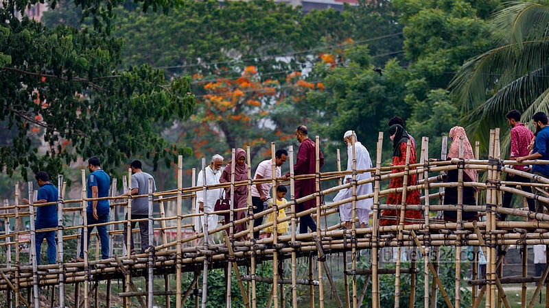 বনশ্রীর এফ ও জি ব্লকের পাশে রামপুরা খালের উপর রয়েছে বাঁশের একটি সাঁকো। এ সাঁকো দিয়ে বনশ্রী হয়ে আফতাব নগরে যাতায়াত করেন সেখানকার বাসিন্দারা।&amp;nbsp;ছবি: মাহমুদ জামান অভি