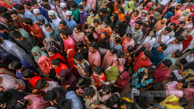 ঢাকা বিশ্ববিদ্যালয়ে শনিবার কলা, সামাজিক বিজ্ঞান ও আইন অনুষদের ভর্তি&amp;nbsp; পরীক্ষায় অংশ নিতে আসা শিক্ষার্থীরা।&amp;nbsp;ছবি: তাওহীদুজ্জামান তপু