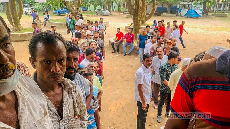 গাজীপুর সিটি করপোরেশন নির্বাচনে কাজী আজিমউদ্দিন কলেজ কেন্দ্রে ইভিএম নষ্ট থাকায় অনেকটা সময় অপেক্ষায় থাকতে হয় ভোটারদের। ছবি: তাওহীদুজ্জামান তপু