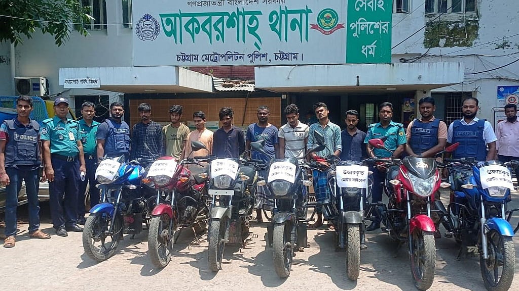 যাত্রীবেশে উঠে মোটর সাইকেল ছিনতাই, গ্রেপ্তার ১০