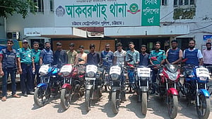 যাত্রীবেশে উঠে মোটর সাইকেল ছিনতাই, গ্রেপ্তার ১০