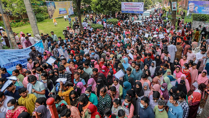 ঢাকা বিশ্ববিদ্যালয়ে শনিবার কলা, সামাজিক বিজ্ঞান ও আইন অনুষদের ২ হাজার ৯৩৪ আসনে ভর্তির জন্য ১ লাখ ২২ হাজার ৮৮৮ জন শিক্ষার্থী শনিবার পরীক্ষায় অংশ নেয়।&amp;nbsp;ছবি: তাওহীদুজ্জামান তপু