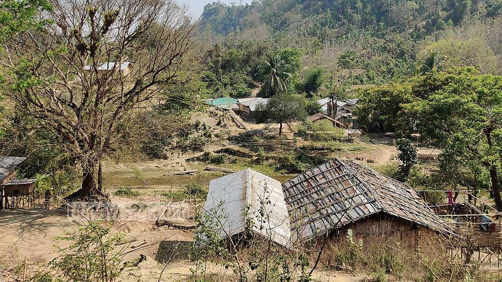 লামায় ম্রোদের ‘জিম্মি’ করে ‘পাড়াবন’ উজাড়ের অভিযোগ