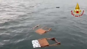 ইতালিতে পর্যটকবাহী নৌযান উল্টে ৪ মৃত্যু