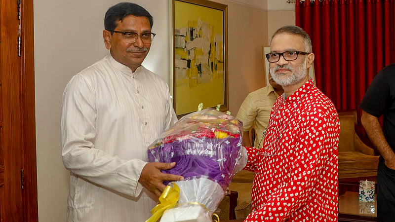 বর্ষবরণ অনুষ্ঠানে এসে বিডিনিউজ টোয়েন্টিফোর ডটকমের প্রধান সম্পাদক তৌফিক ইমরোজ খালিদীকে শুভেচ্ছা জানান আওয়ামী লীগের যুগ্ম-সাধারণ সম্পাদক মাহবুব-উল আলম হানিফ।