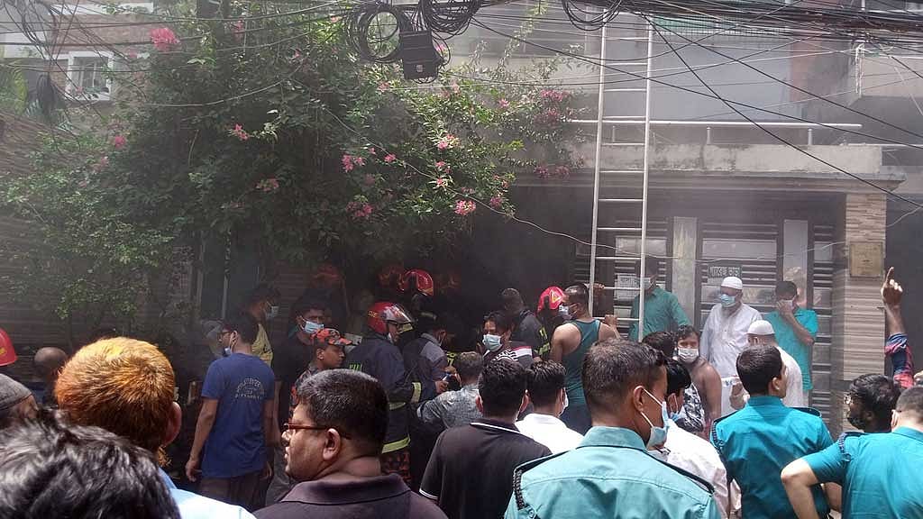 আদাবরে আবাসিক ভবনের বেজমেন্টে আগুন, নিভেছে দেড় ঘণ্টা পর
