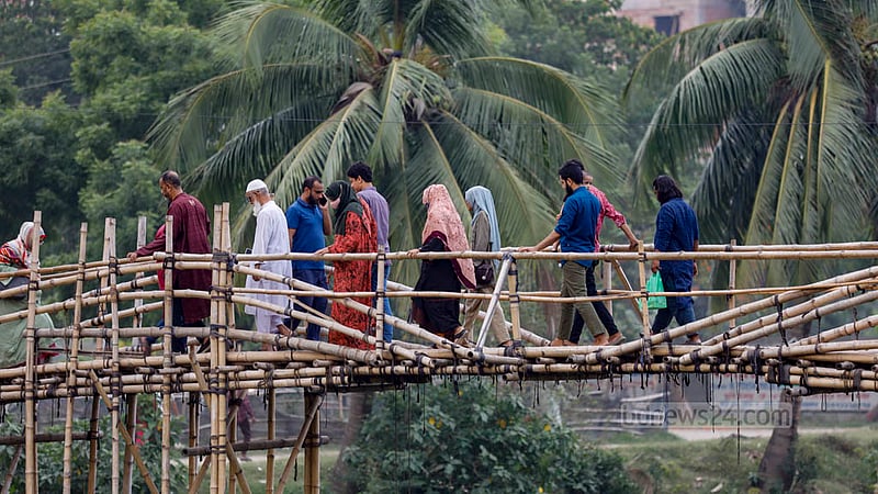 মেরাদিয়া বাজারে পাশে রামপুরা খালের উপর বাঁশের সাঁকো দিয়ে পারাপার হচ্ছেন আফতাব নগরের বাসিন্দারা।&amp;nbsp;ছবি: মাহমুদ জামান অভি