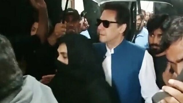ইমরানকে ৮ মামলায় জামিন দিল ইসলামাবাদের সন্ত্রাসবিরোধী আদালত
