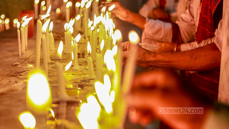 সবুজবাগে ধর্মরাজিক বৌদ্ধ মহাবিহারে বৃহস্পতিবার বুদ্ধ পূর্ণিমায় মোমবাতি জালিয়ে প্রার্থনা করেন পুণ্যার্থীরা।&amp;nbsp;ছবি: তাওহীদুজ্জামান তপু