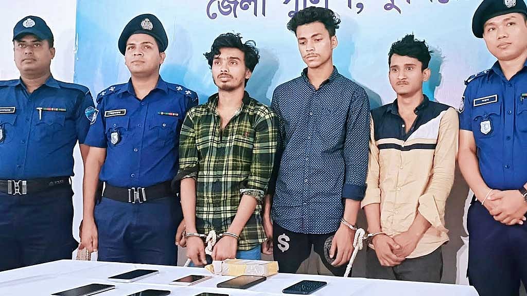 কুমিল্লায় ‘অনলাইন প্রতারক চক্রের হোতাসহ’ গ্রেপ্তার তিন