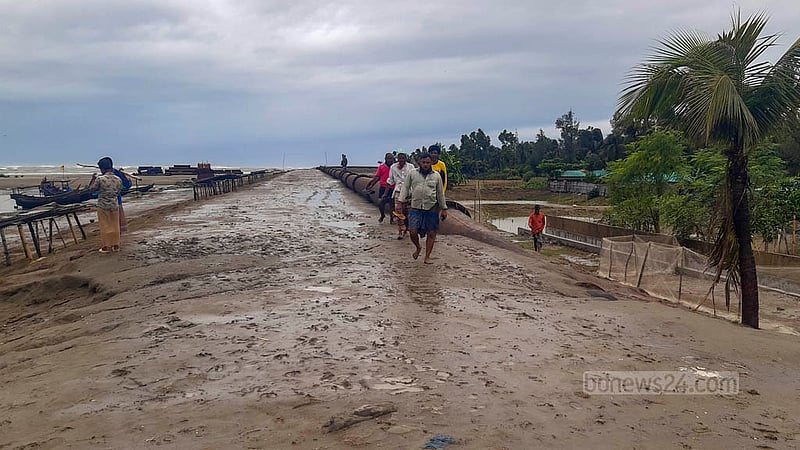 অতি প্রবল ঘূর্ণিঝড় মোখার আঘাত হানার আগে রোববার সকালে টেকনাফ উপকূল ছিল এমন।