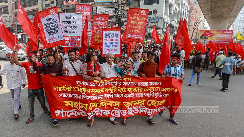 মে দিবসে সোমবার ঢাকার পল্টনে গার্মেন্টস শ্রমিক ট্রেড ইউনিয়ন কেন্দ্রের শোভাযাত্রা।&amp;nbsp;ছবি: তাওহীদুজ্জামান তপু