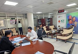 সনদ পুড়িয়ে ফেলা ইডেন শিক্ষার্থীকে চাকরি দিলেন পলক