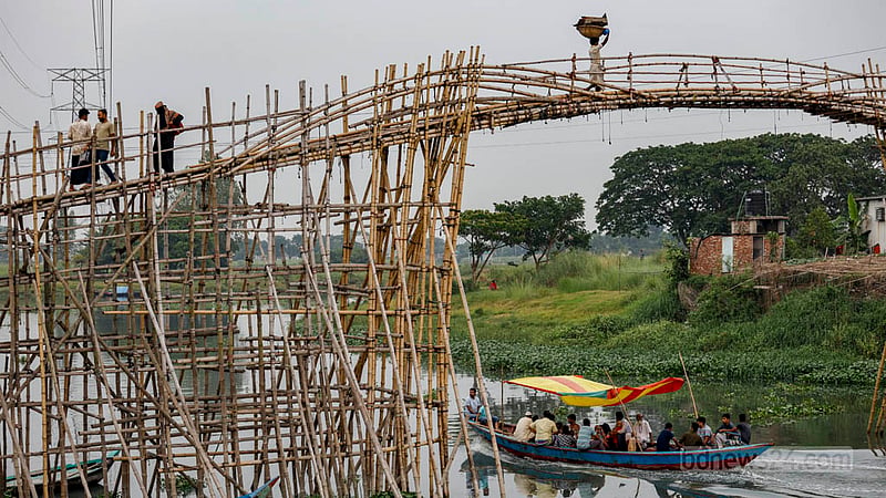 ডেমরার ইটাখোলায় রামপুরা খালের উপর বাঁশের সাঁকোতে পারাপার হতে গুনতে হয় ১০ টাকা।&amp;nbsp;ছবি: মাহমুদ জামান অভি