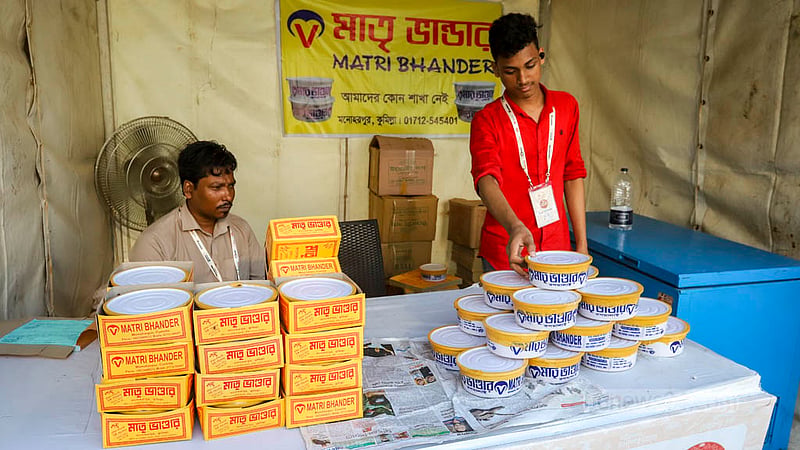 কুমিল্লার বিখ্যাত মাতৃভান্ডারের জনপ্রিয় রসমালাইয়ের স্বাদ নেওয়া যাবে মুজিব’স বাংলাদেশ ফুড ফেস্টিভ্যালে। ছবি: আসিফ মাহমুদ অভি