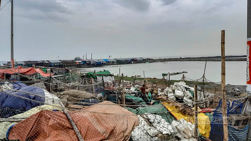 চট্টগ্রাম বেড়িবাঁধ এলাকার আকমল আলী ঘাটের জেলে পাড়া।&amp;nbsp; নিরাপদ স্থানে যাওয়ার সময় প্রয়োজনীয় জিনিসপত্র সঙ্গে নিয়ে যাচ্ছেন জেলেরা।