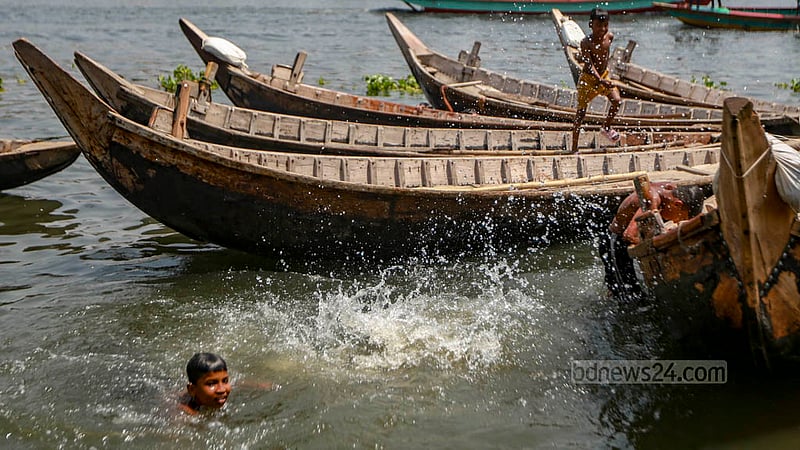 তীব্র গরমের মধ্যে ঢাকার বুড়িগঙ্গা নদীর পানিতে আনন্দে মেতে উঠেছে কামরাঙ্গীরচর এলাকার শিশুরা।
