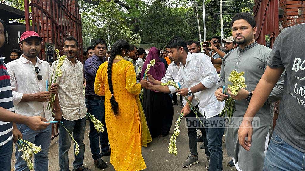 ঢাবিতে ভর্তি পরীক্ষার্থীদের ফুল দিতে গিয়ে হামলার শিকার ছাত্রদল