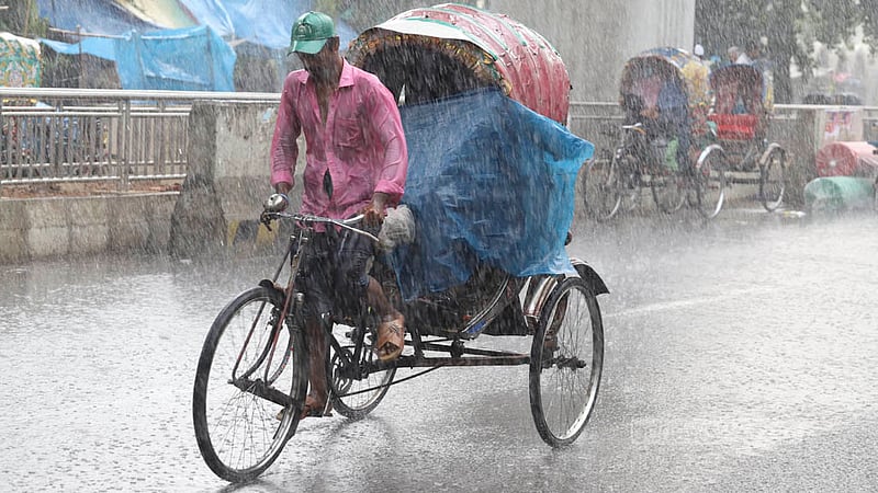 ঢাকার পল্টনে শনিবার দুপুরে মুষলধারে বৃষ্টির মধ্যে পলিথিন দিয়ে নিজেদের রক্ষার চেষ্টায় রিকশা যাত্রী। ছবি: আসিফ মাহমুদ অভি