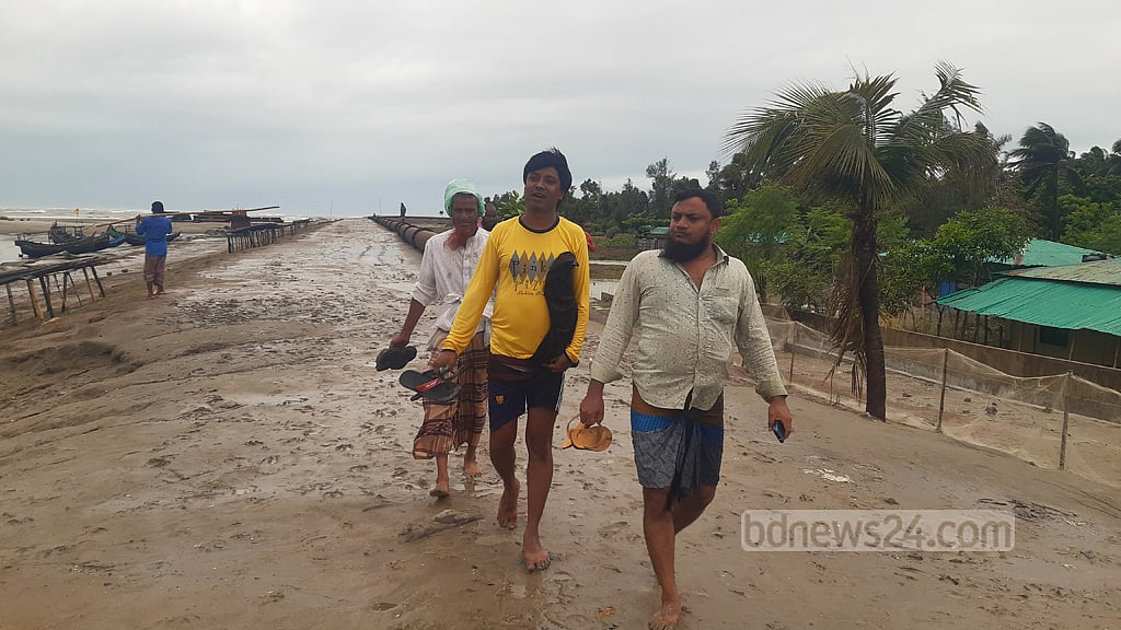 বৃষ্টি বেড়েছে, সঙ্গে তুমুল বাতাস