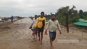 বৃষ্টি বেড়েছে, সঙ্গে তুমুল বাতাস