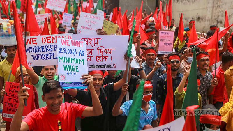 মে দিবসে সোমবার সম্মিলিত গার্মেন্টস শ্রমিক ফেডারেশনের শোভাযাত্রায় প্লেকার্ড হাতে অংশ নেন অনেকেই।&amp;nbsp;ছবি: তাওহীদুজ্জামান তপু