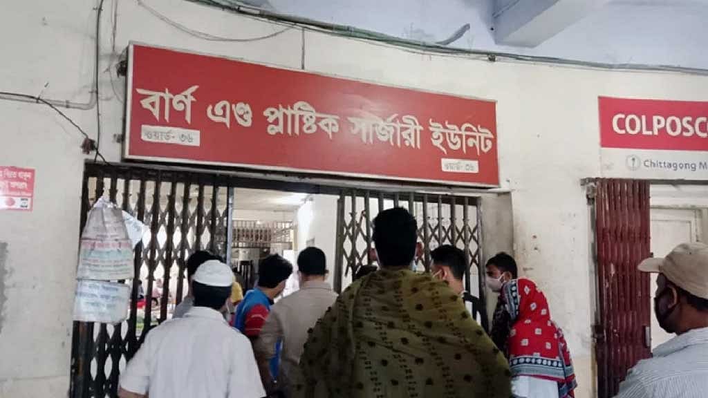 চট্টগ্রামে খালের মধ্যে নৌকায় আগুন, চারজন দগ্ধ
