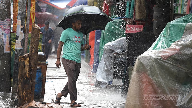 পল্টনে বৃষ্টি থেকে নিজেদের মালামাল রক্ষায় পলিথিন দিয়ে ঢেকে রেখেছে দোকানিরা। ছবি: আসিফ মাহমুদ অভি
