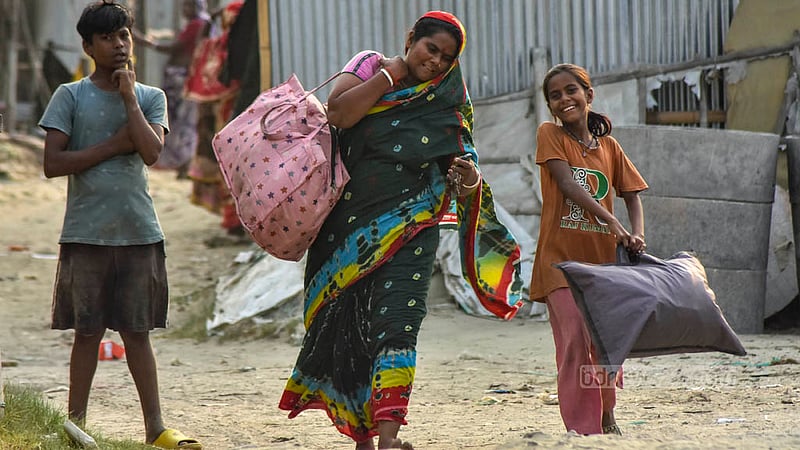 ঘূর্ণিঝড় ‘মোখা’ আসার খবরে চট্টগ্রামের আকমল আলী ঘাটের জেলেরা নিরাপদ স্থানে চলে যেতে শুরু করেছেন।&amp;nbsp;ছবি: সুমন বাবু