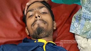 বেপরোয়া মহিষকে থামাতে পুলিশের ছোড়া গুলি লাগল যুবকের পেটে