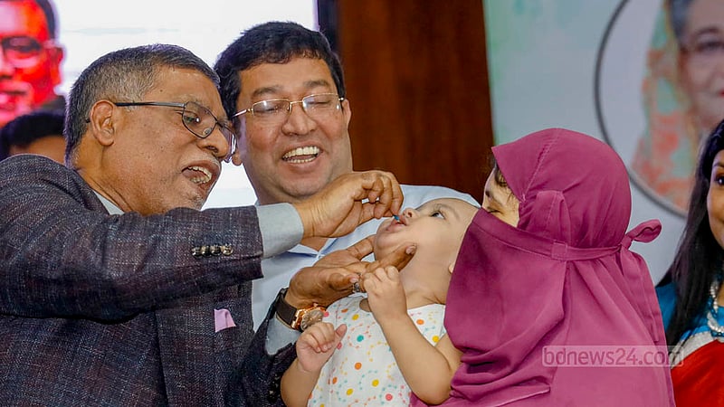 ঢাকার মহাখালীর নিপসম অডিটোরিয়ামে রোববার শিশুদের ভিটামিন এ প্লাস ক্যাপসুল খাওয়ানোর কার্যক্রম উদ্বোধন করেন স্বাস্থ্যমন্ত্রী জাহিদ মালেক।&amp;nbsp;ছবি: মাহমুদ জামান অভি