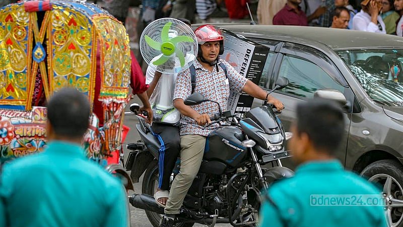 তাপদাহের মধ্যে ঢাকায় বেড়েছে বিদ্যুতের লোডশেডিংও। তাই ফ্যানের চাহিদাও বেড়েছে আগের তুলনায় বেশি।&amp;nbsp;ছবি: তাওহীদুজ্জামান তপু