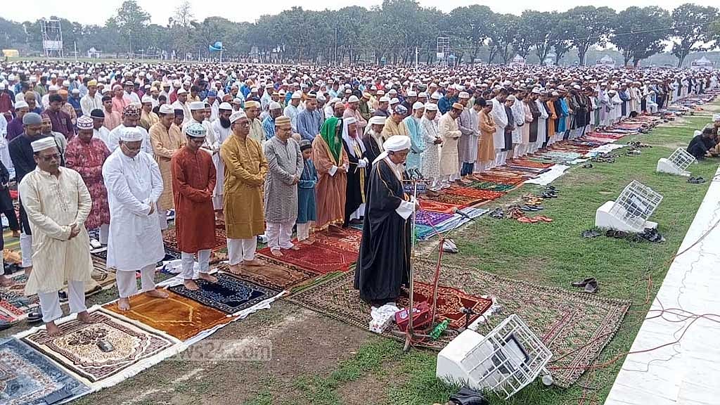 দিনাজপুরে গোর-এ শহীদ ময়দানে লাখো মানুষের ঈদ জামাত
