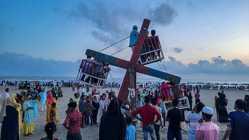 কক্সবাজার সমুদ্র সৈকতে বেড়াতে এসে নাগরদোলায় চড়ছেন দর্শনার্থীরা। ছবি:&amp;nbsp;শাফাত রহমান