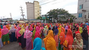 গাজীপুরে বেতনের দাবিতে শ্রমিকদের সড়ক অবরোধ, গাড়ি ভাঙচুর