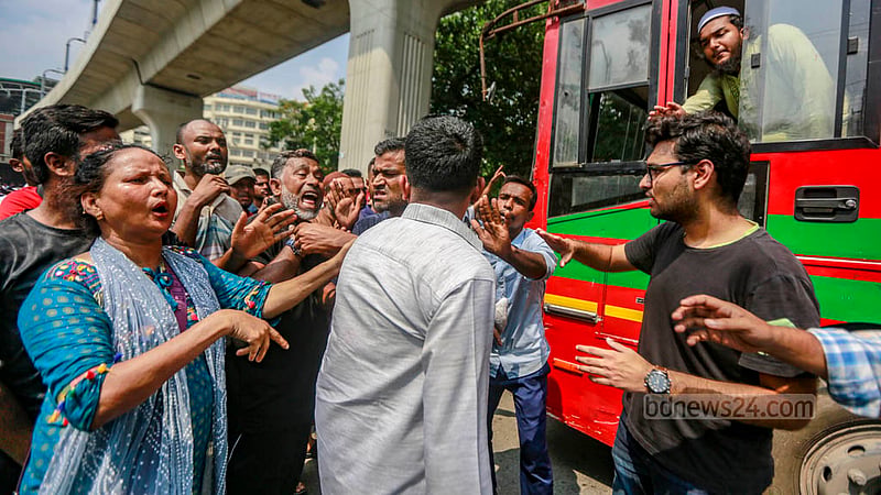 বাস আটকে দেওয়ায় শাহবাগের সড়কে অবস্থানরত প্রতিবন্ধী ব্যক্তিদের সঙ্গে কথা কাটাকাটিতে জড়িয়ে পড়েন ঢাকা বিশ্ববিদ্যালয়ের শিক্ষার্থীরা।&amp;nbsp;ছবি: তাওহীদুজ্জামান তপু