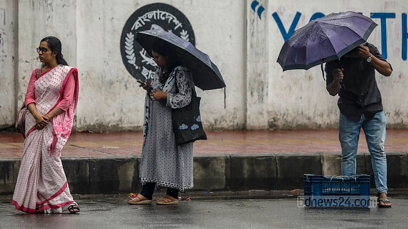 ঢাকা বিশ্ববিদ্যালয়ে বৃহস্পতিবার দুপুরে গুঁড়িগুঁড়ি বৃষ্টির মধ্যে বাসের অপেক্ষায় শিক্ষার্থীরা।&amp;nbsp;ছবি: তাওহীদুজ্জামান তপু
