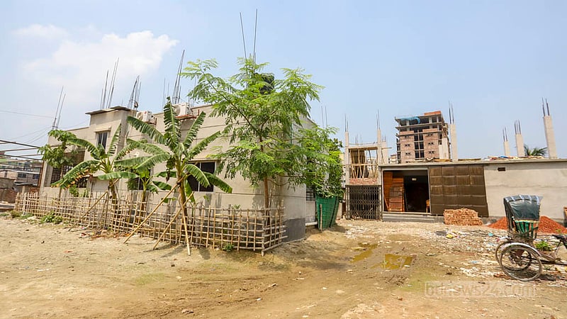 চৌধুরীপাড়া ঝিলের ওপর মাচা বানিয়ে তৈরি টিনের একটি দোতলা বাড়ি পানিতে দেবে ২০১৫ সালের ১৫ এপ্রিল প্রাণ কাড়ে ১২ জনের। ঝিলের সেই স্থানে এখন গড়ে উঠেছে পাকা বাড়ি আর প্রতিনিয়ত অবৈধ দখলে ছোট হচ্ছে এর পরিসর। ছবি: আসিফ মাহমুদ অভি