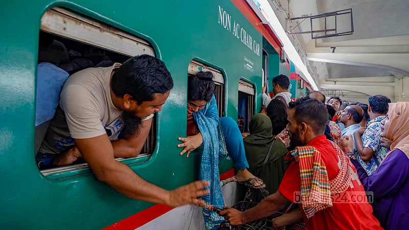 কমলাপুর রেলওয়ে স্টেশন থেকে রাজশাহীর উদ্দেশে যাবে ট্রেনটি, ট্রেনের দরজা দিয়ে ঢোকার সুযোগ না পেয়ে জানালা দিয়ে উঠছেন এই নারী।&amp;nbsp;ছবি: মাহমুদ জামান অভি