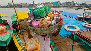 দোকানে বসে ঘরের খাবার