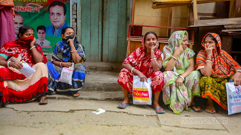 টিসিবির পণ্য কিনতে দুই ঘণ্টার বেশি সময় অপেক্ষায় নারীরা। ঢাকার লালবাগ এলাকায় রোববার এই চিত্র দেখা গেছে।&amp;nbsp;ছবি: তাওহীদুজ্জামান তপু