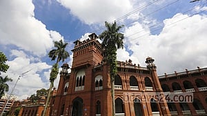 ছিনতাইকারীর ছুরিকাঘাতে ঢাবির দুই শিক্ষার্থী আহত
