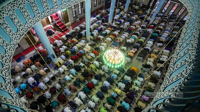 বৃষ্টি মাথায় নিয়ে বৃহস্পতিবার বায়তুল মোকাররম জাতীয় মসজিদে ঈদের নামাজে অংশ নেয় মুসলমানরা। ছবি: আসিফ মাহমুদ অভি