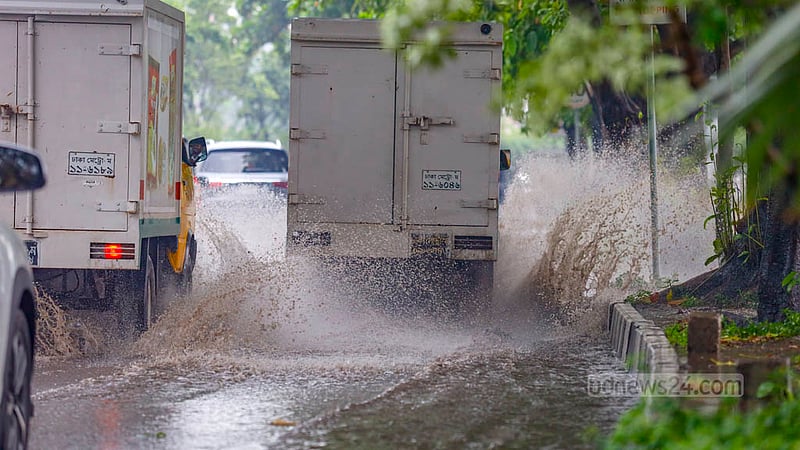 হাতিরঝিল প্রকল্পের প্রতিটি ফ্লাইওভারের গোড়ায় জমে থাকে বৃষ্টির পানি। আগে ‍পানি দ্রুত নেমে গেলেও এখন সময় লাগছে বেশি।&amp;nbsp;ছবি: মাহমুদ জামান অভি