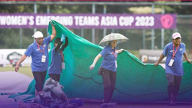 বৃষ্টিতে ভেসে গেল মুর্শিদা-লতাদের ম্যাচ
