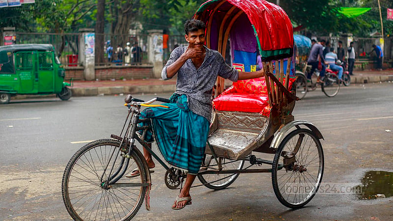 ঢাকা বিশ্ববিদ্যালয়ের টিএসসি এলাকায় বৃহস্পতিবার গুঁড়িগুঁড়ি বৃষ্টি স্বস্তি দিতে পারেনি রিকশা চালকদের।&amp;nbsp;ছবি: তাওহীদুজ্জামান তপু