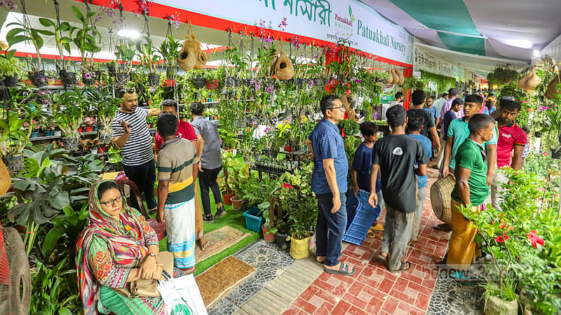 ঢাকার শের-ই-বাংলা নগরে শনিবার ছুটির দিন জাতীয় বৃক্ষ মেলায় আসা দর্শনার্থীরা বিভিন্ন স্টলে ঘুরে ঘুরে গাছ দেখেন। ছবি: আসিফ মাহমুদ অভি