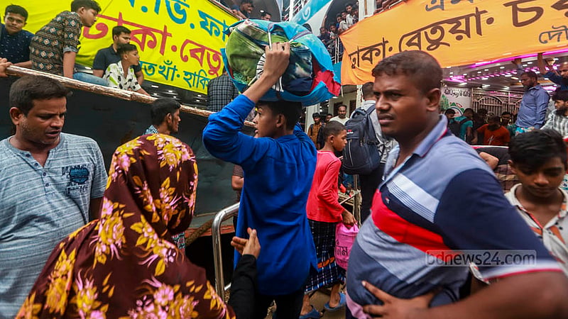 সদরঘাট লঞ্চ টার্মিনালে মঙ্গলবার একটি লঞ্চে উঠছেন যাত্রীরা।&amp;nbsp;ছবি: তাওহীদুজ্জামান তপু