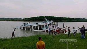 বরিশালে হঠাৎ ঝড়: গাছ পড়ে বৃদ্ধ নিহত, নিখোঁজ জেলে, অর্ধনিমজ্জিত লঞ্চ